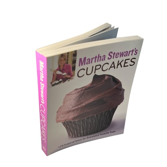BOOK Martha Stewart's Cupcakes Cookbook 175 Treats 352 Pages Illustrated - Picture 1 of 8